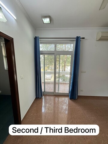 Room in 2.5 BHK Apartment at Pyramid Heights, Sector 85 – for Rent