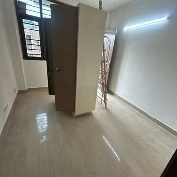 Room in 2 BHK Builder Floor at South Extension ii – for Rent