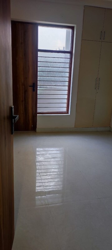 Room in 3 BHK Builder Floor at Puri Kohinoor, Sector 89 – for Sale