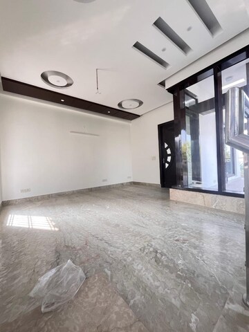 Room in 3.5 BHK Apartment at Sector 79 – for Rent