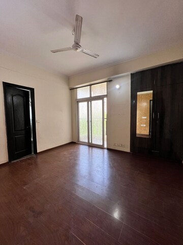 Room in 3.5 BHK Apartment at Sector 79 – for Rent