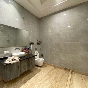 Bathroom in 6+ BHK Villa at Bougainvilla Apartments, Vasant Kunj – for Rent