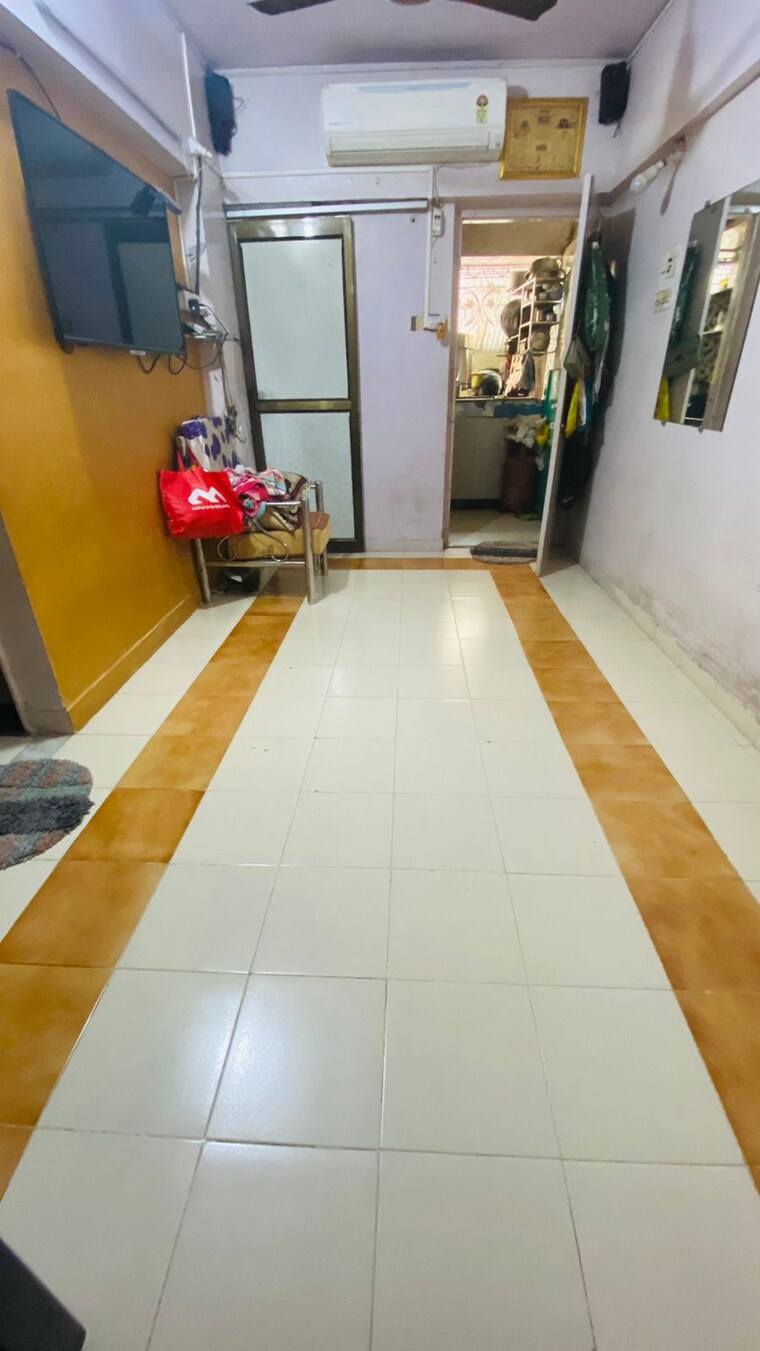 Room, kurla east 1 Bedroom 300 Sq.Ft. Apartment In Kurla East Mumbai 8602221