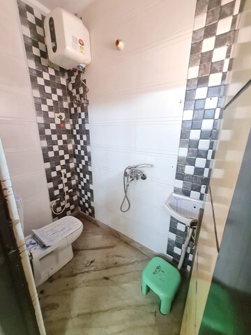 Attached Bathroom in 3 BHK Builder Floor at Dwarka Mor – for Rent