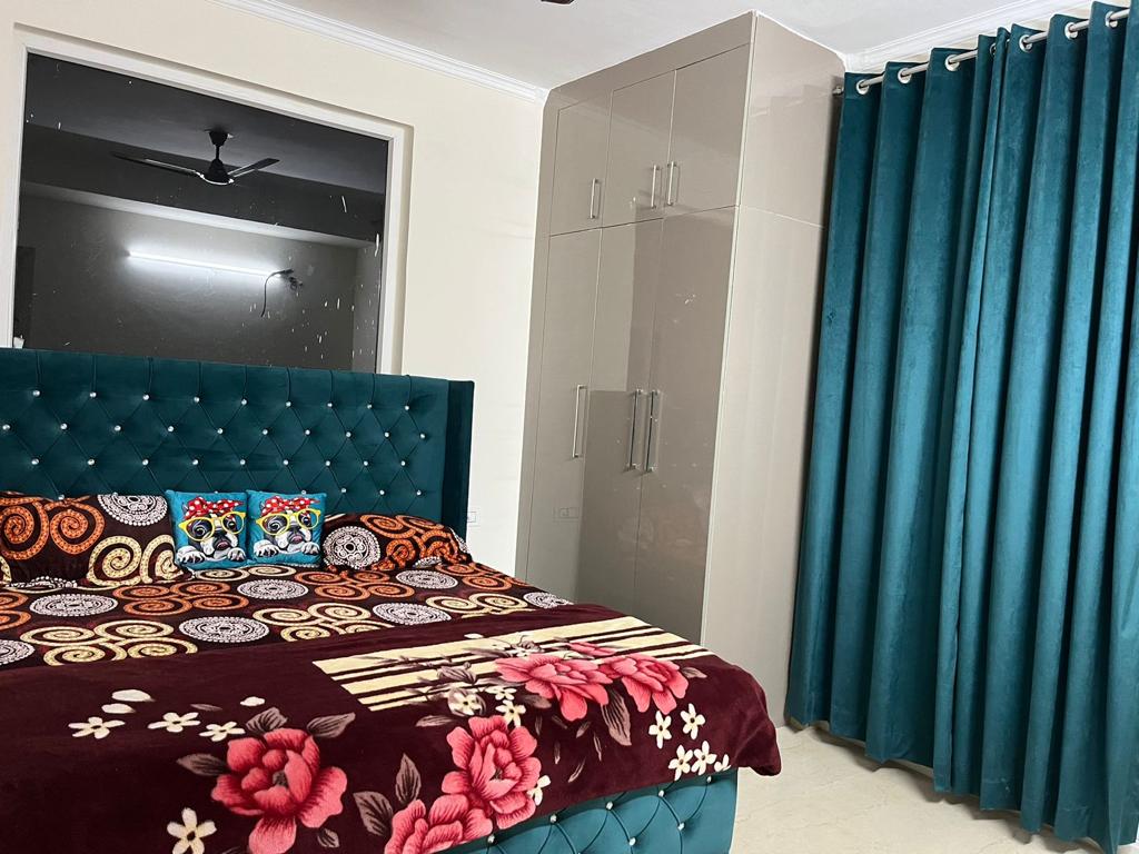 3 BHK + Servant Room Apartment For Rent in Sunshine Enclave