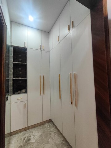 Master Bedroom in 4 BHK Builder Floor at Dlf Phase ii – for Rent