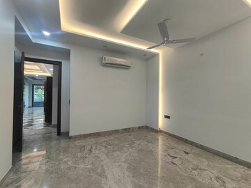 Room in 4 BHK Builder Floor at Dlf Phase ii – for Rent