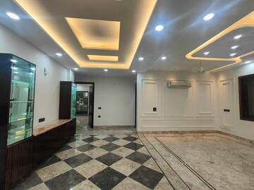 Building Lobby in 4 BHK Builder Floor at Dlf Phase ii – for Rent