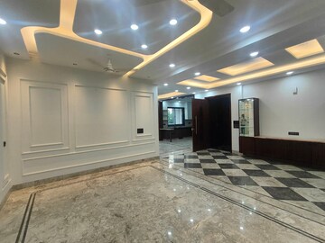 Parking in 4 BHK Builder Floor at Dlf Phase ii – for Rent
