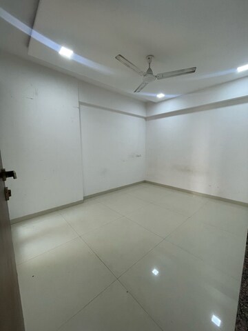 Room in 3 BHK Apartment at Neminath Luxeria, Andheri West – for Rent