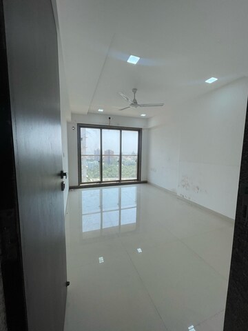 Room in 3 BHK Apartment at Neminath Luxeria, Andheri West – for Rent