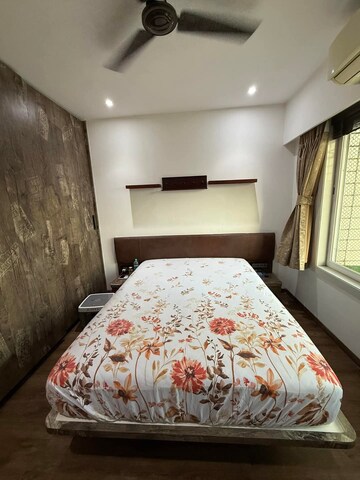 Bedroom in 3 BHK Apartment at Andheri West – for Rent