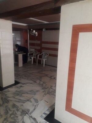 Room in 6 BHK Apartment at Santosh Tower, Andheri West – for Sale