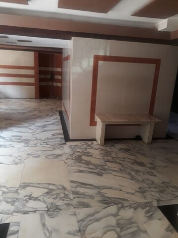 Room in 6 BHK Apartment at Santosh Tower, Andheri West – for Sale