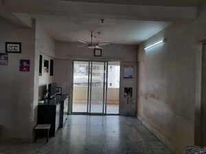 Room in 6 BHK Apartment at Santosh Tower, Andheri West – for Sale