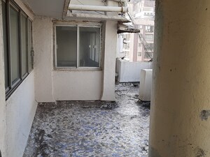 Bathroom in 6 BHK Apartment at Santosh Tower, Andheri West – for Sale