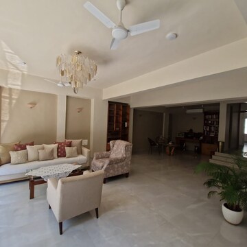 Living Room in 6+ BHK Villa at Lokhandwala Premium Towers, Lokhandwala Complex – for Sale