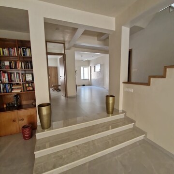 Living Room in 6+ BHK Villa at Lokhandwala Premium Towers, Lokhandwala Complex – for Sale