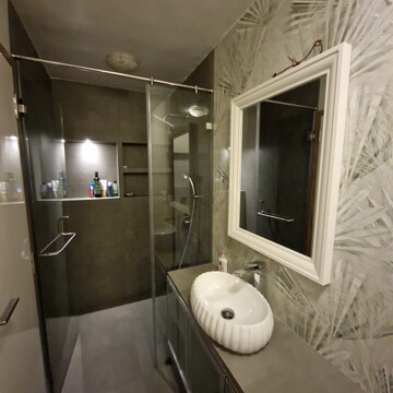 Bathroom in 6+ BHK Villa at Lokhandwala Premium Towers, Lokhandwala Complex – for Sale