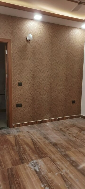 Room in 4 BHK Builder Floor at Ashoka Enclave Faridabad, Sector 34 – for Rent