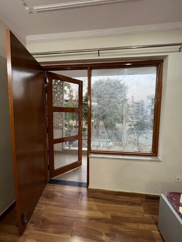 Room in 1 BHK Builder Floor at Sector 46 – for Rent