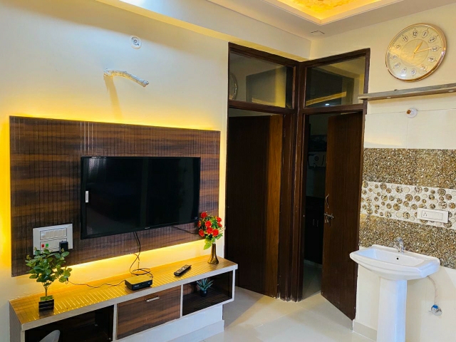 2 BHK + Pooja Room,Servant Room,Study Room,Extra Room Apartment For Rent in Om CHS Borivali