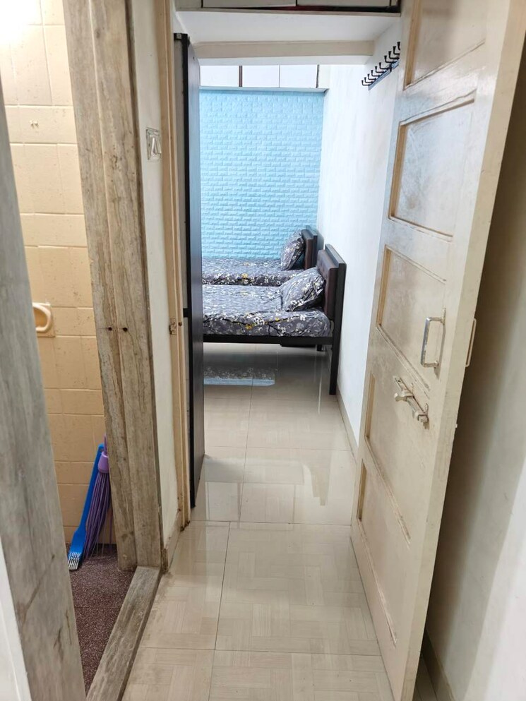 Room, thane west Pg For Boys & Girls In Thane West 8603317
