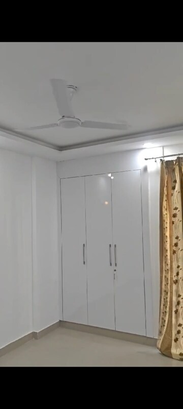Building Lobby in 2 BHK Builder Floor at Tulip Mall, Sector 46 – for Rent