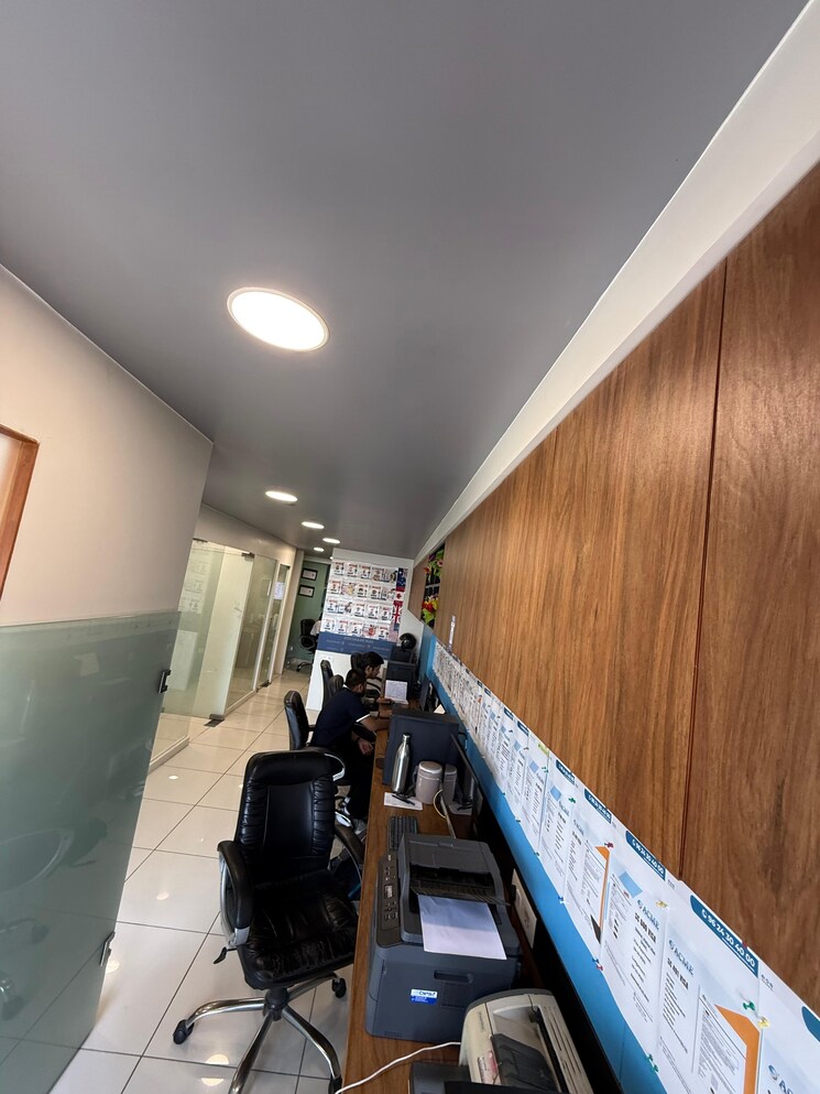  Parking, sun-westbank Commercial Office Space 1250 Sq.Ft. In Navrangpura Ahmedabad 8603638