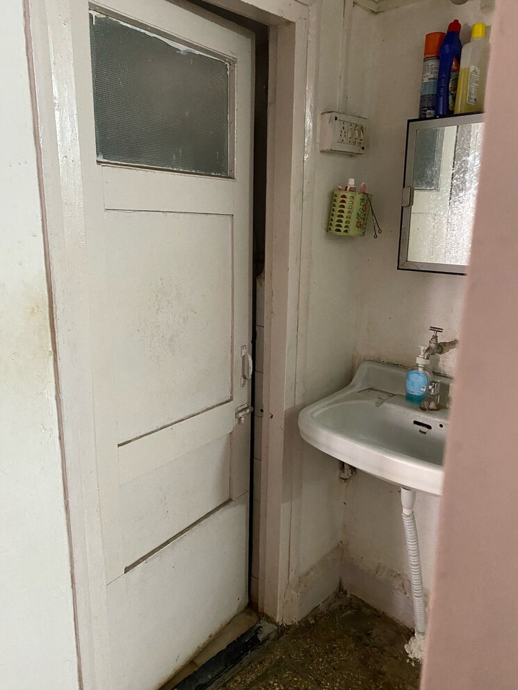 Bathroom, bhagwan nagar 3 Bedroom 1345 Sq.Ft. Apartment In Bhagwan Nagar Delhi 8604038