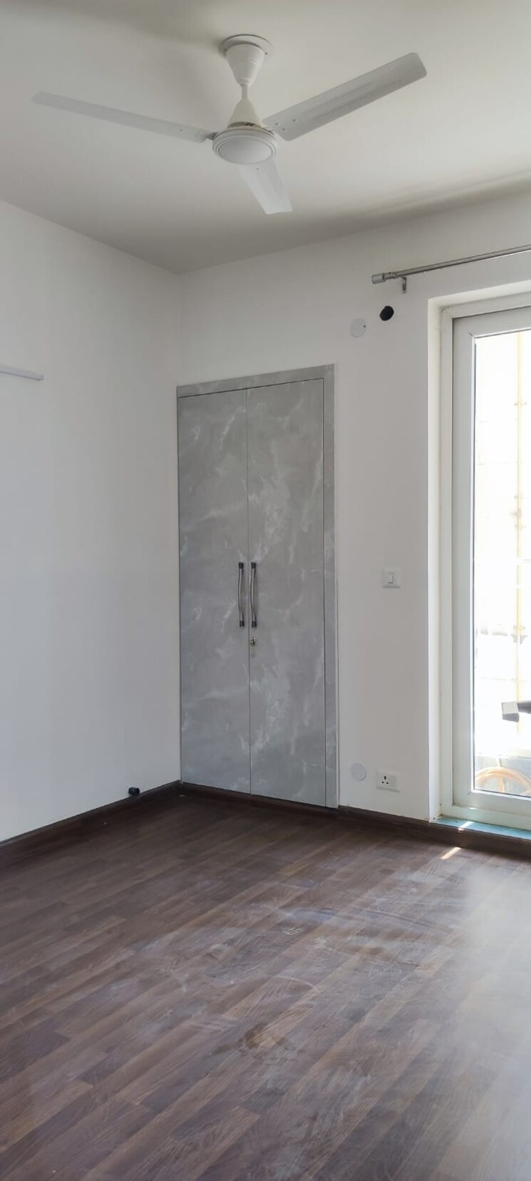 Room, bptp-discovery-park 3 Bedroom 1350 Sq.Yd. Builder Floor In Sector 80 Faridabad 8604057