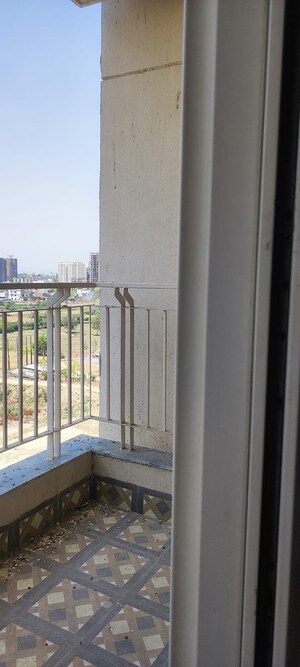 Building Lobby in 3 BHK Builder Floor at BPTP Discovery Park, Sector 80 – for Sale