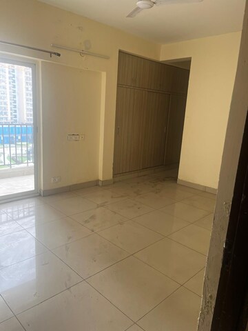 Room in 3.5 BHK Apartment at Panchsheel Greens II, Sector 16 Greater Noida – for Sale