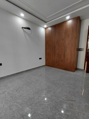 Room in 3 BHK Apartment at Janakpuri – for Sale