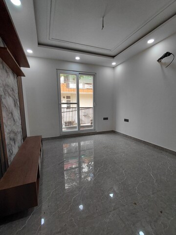 Room in 3 BHK Apartment at Janakpuri – for Sale