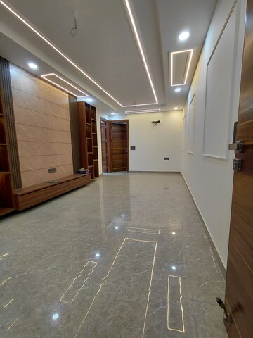 Room in 3 BHK Apartment at Janakpuri – for Sale