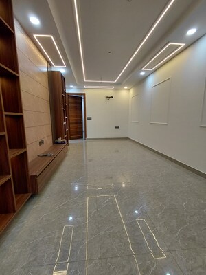 Room in 3 BHK Apartment at Janakpuri – for Sale