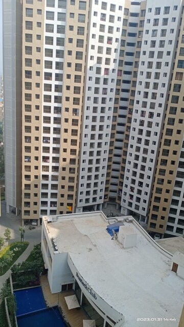 Bathroom in 1 BHK Apartment at Sunteck One World, Naigaon East – for Rent
