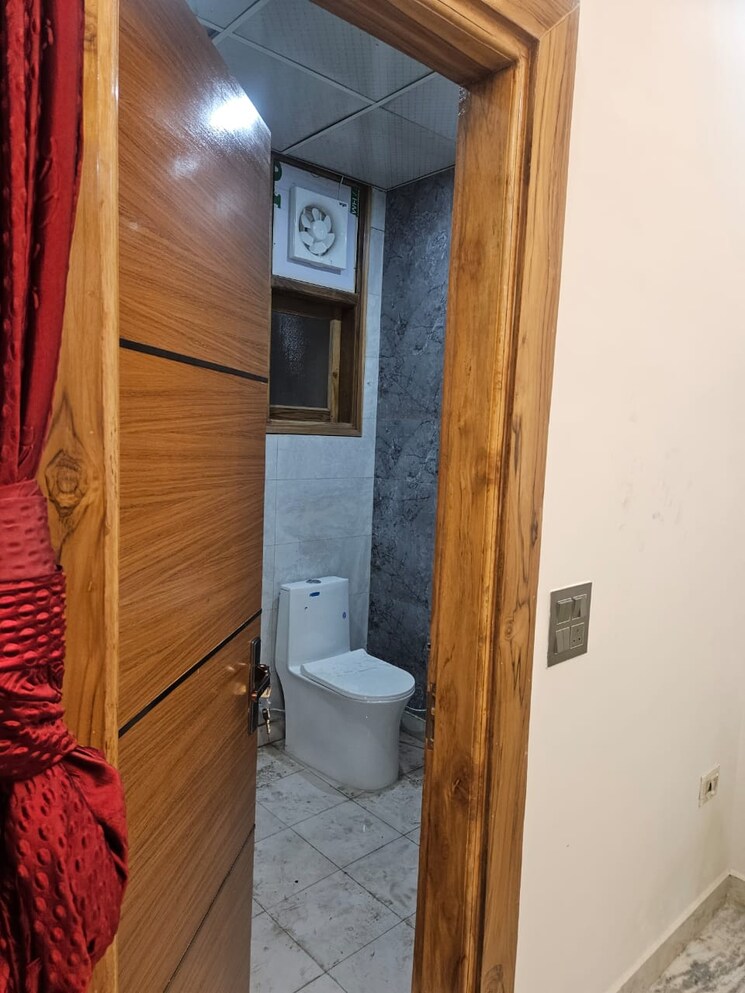 Bathroom, saya-gold-avenue 2 Bedroom 725 Sq.Ft. Apartment In Vaibhav Khand Ghaziabad 8604471