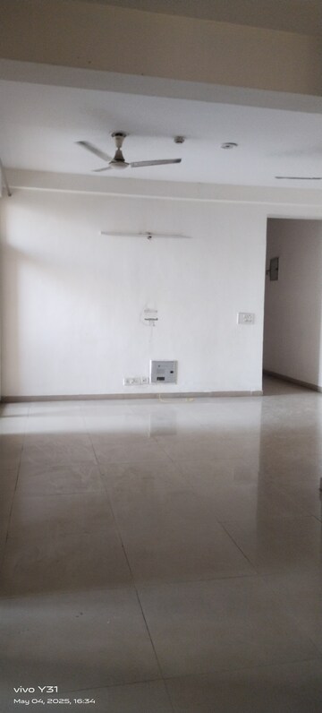 Room in 3 BHK Apartment at Mahagun Mywoods, Sector 16c Greater Noida – for Rent