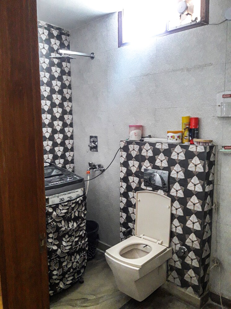 Bathroom, rohini sector 8 2 Bedroom 1050 Sq.Ft. Builder Floor In Rohini Sector 8 Delhi 8604590