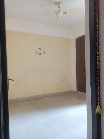 Room in 3 BHK Apartment at Kbnows Apartment, Sector 16 Greater Noida – for Rent