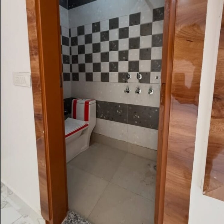 Bathroom, sector 33 3 Bedroom 2250 Sq.Ft. Builder Floor In Sector 33 Faridabad 8605517