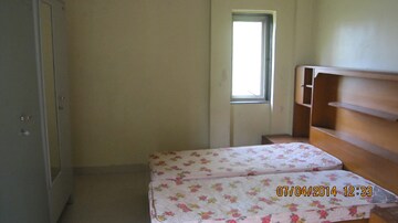 Bedroom in 2 BHK Apartment at Triveni CHS Andheri, Andheri West – for Rent