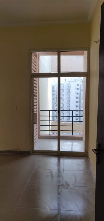 Room in 3 BHK Apartment at Assotech Windsor Court, Sector 78 – for Rent