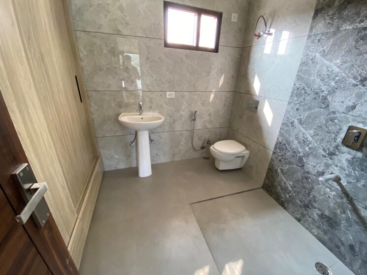 Bathroom, ferozepur road 3 Bedroom 1810 Sq.Ft. Apartment In Ferozepur Road Ludhiana 8605725