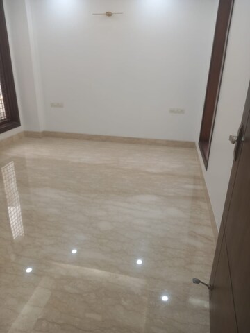Room in 4 BHK Apartment at South Delhi – for Sale