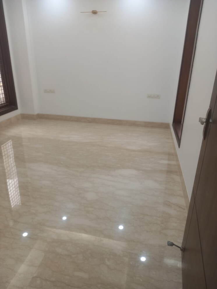 Room, south delhi 4 Bedroom 340 Sq.Yd. Apartment In South Delhi Delhi 8605976