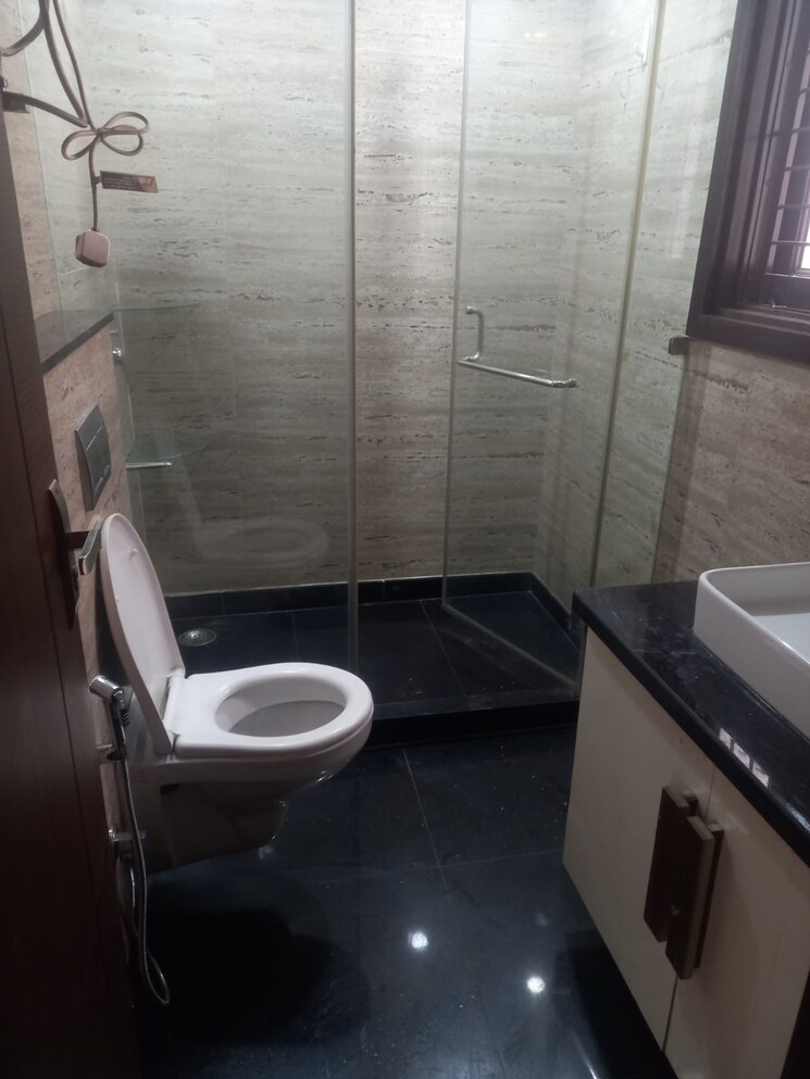 Bathroom, south delhi 4 Bedroom 340 Sq.Yd. Apartment In South Delhi Delhi 8605976