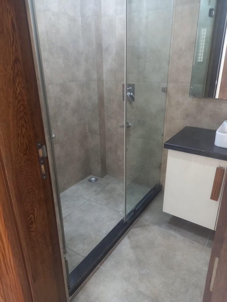 Bathroom, south delhi 4 Bedroom 340 Sq.Yd. Apartment In South Delhi Delhi 8605976